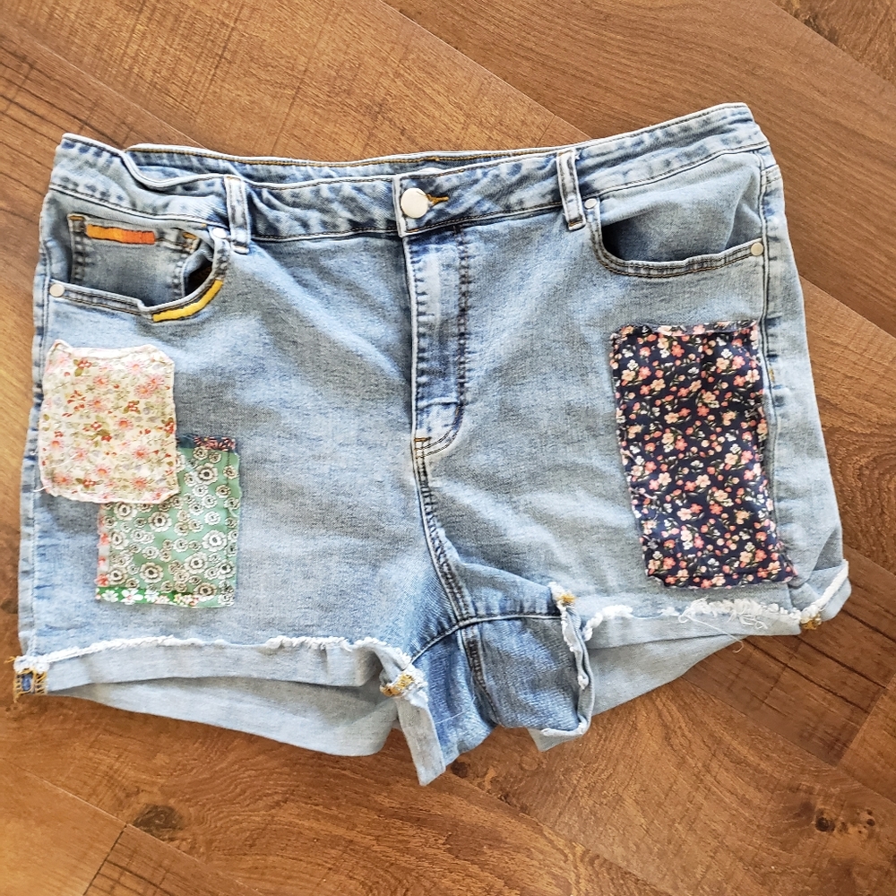 A Beautiful Soul Sz 20 Cut Off Denim Jean Shorts Stretch Distressed Patchwork